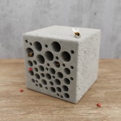Betonový dům pro včelky samotářky a hmyz